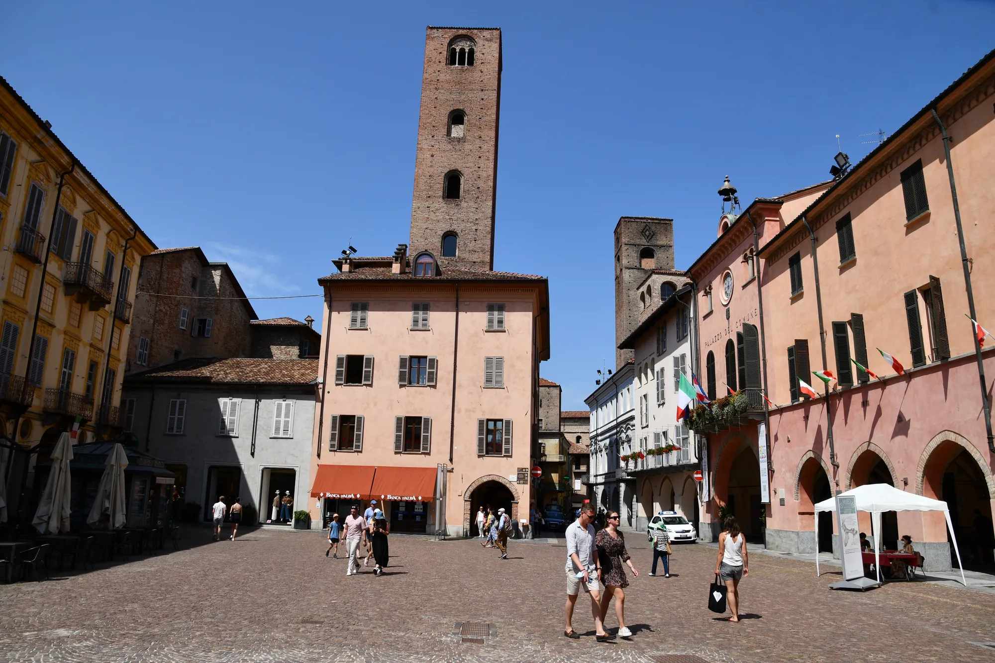 De Piazza Risorgimento in Alba met middeleeuwse torens en huizen met arcaden
