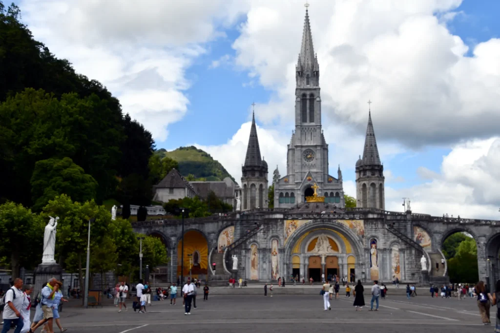 Rozenkransbasiliek en de spitse toren van de bovenbasiliek in het heiligdom van Lourdes