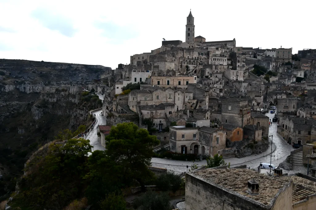 De Sassi van Matera met de toren van de kathedraal