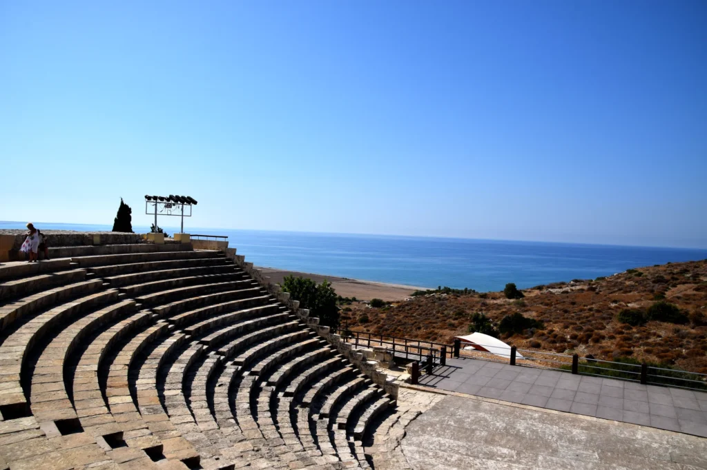 Theater van Kourion met de zitrijen en de zee op de achtergrond